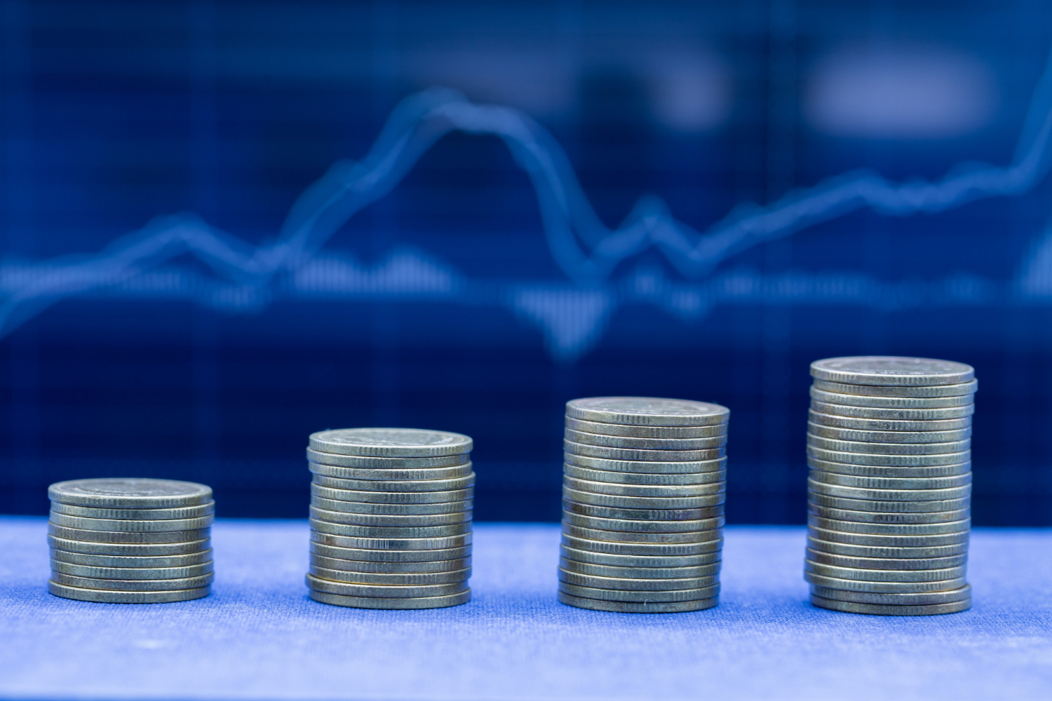 Saiba como investir em ações, renda fixa, fundos e no exterior com Selic em 15%