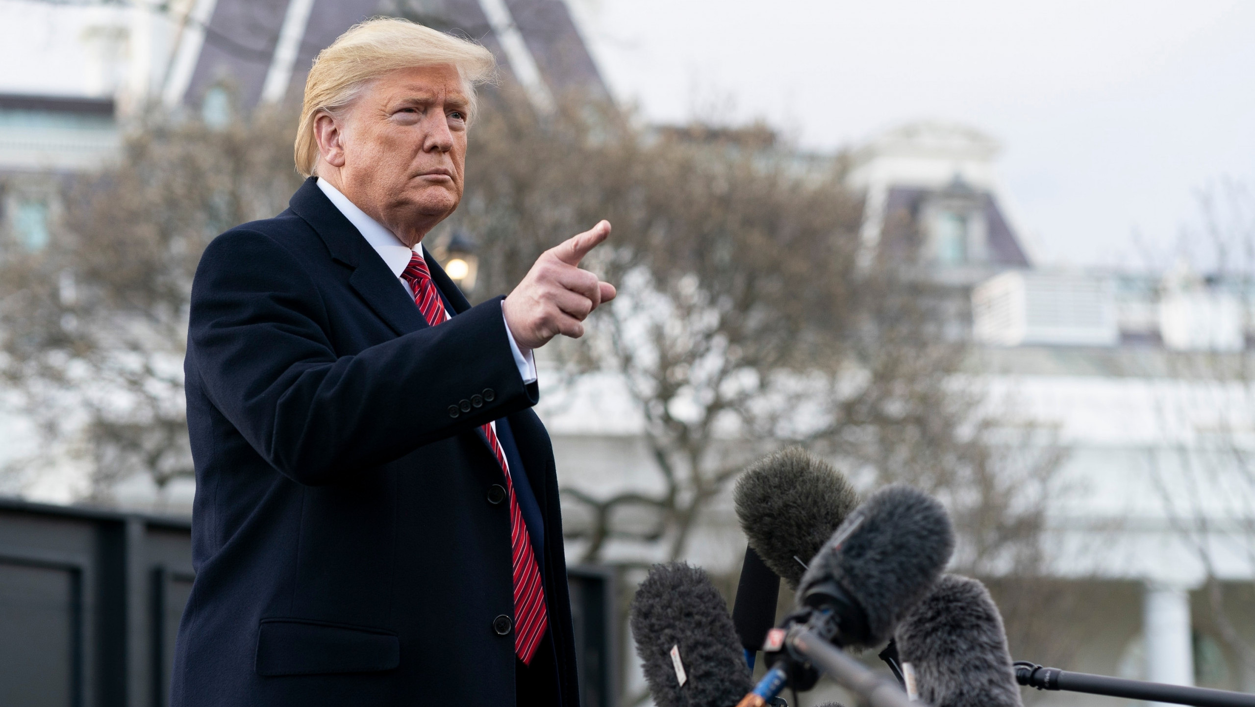 Após veto da Suprema Corte, Trump quer elevar tarifas globais de importação a 15%