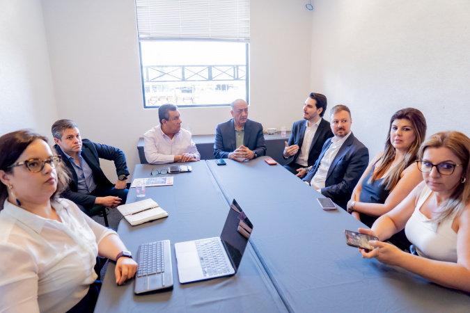 Comitiva de autoridades do México conhece modelo de ensino de inglês do Paraná