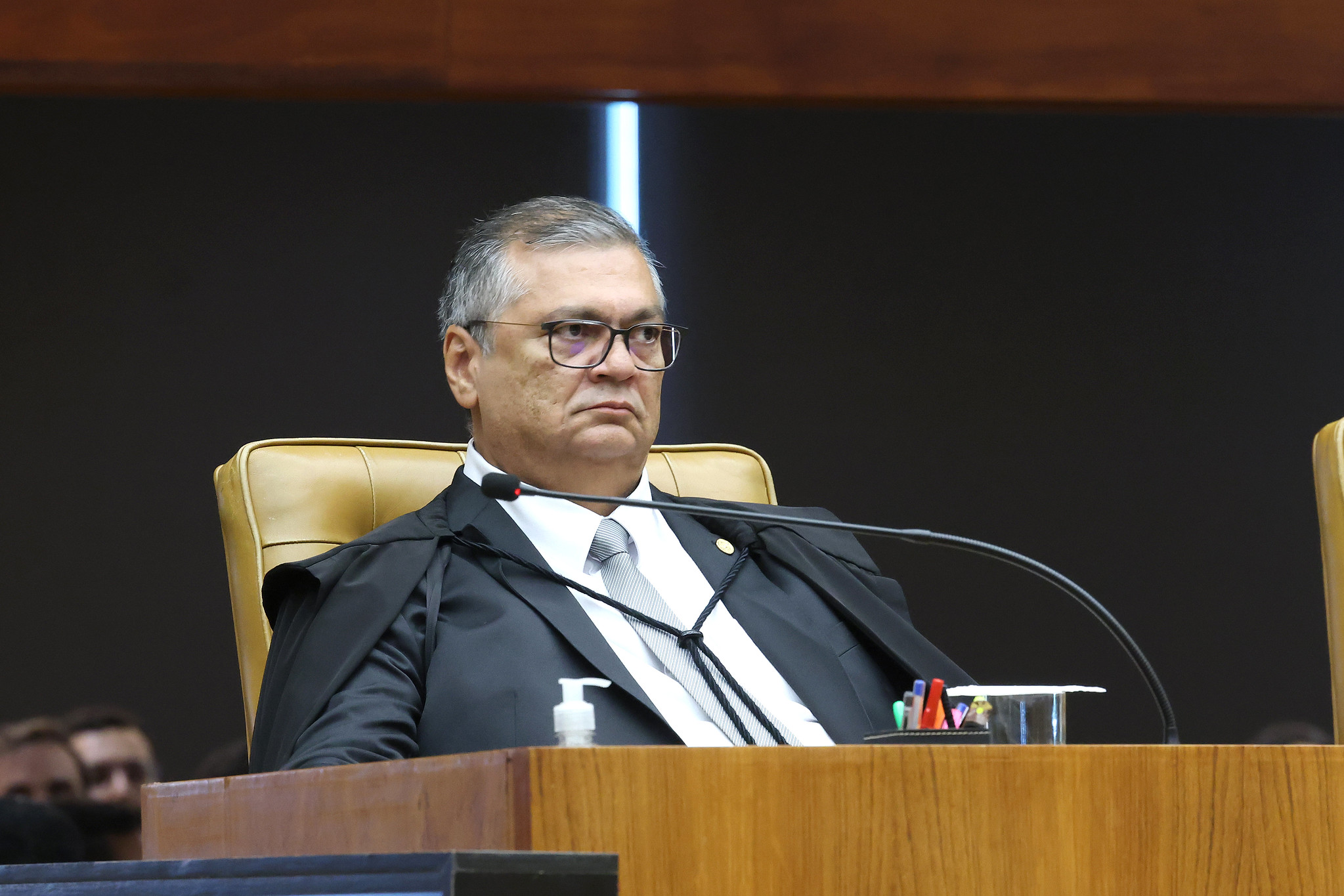 Dino cobra explicações de presidente da CPMI do INSS sobre suposta ligação com Master
