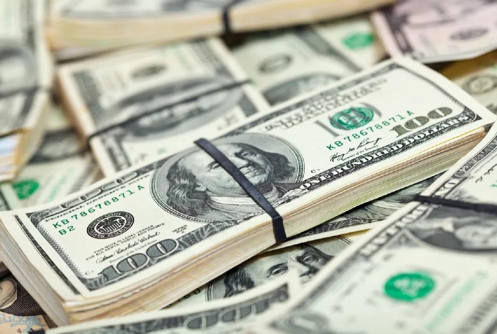 Dólar abre em alta no Brasil com tensão no Oriente Médio e dados de emprego no radar