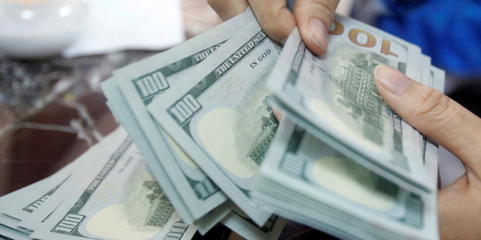 Dólar cai para R$ 5,22, e bolsa sobe 1,6% com alívio no Oriente Médio