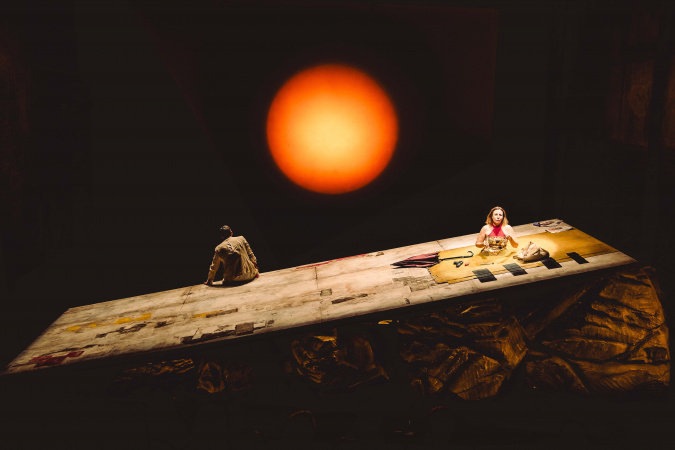Entre o riso e a ruína: Teatro Guaíra recebe “Dias Felizes”, adaptação de Samuel Beckett