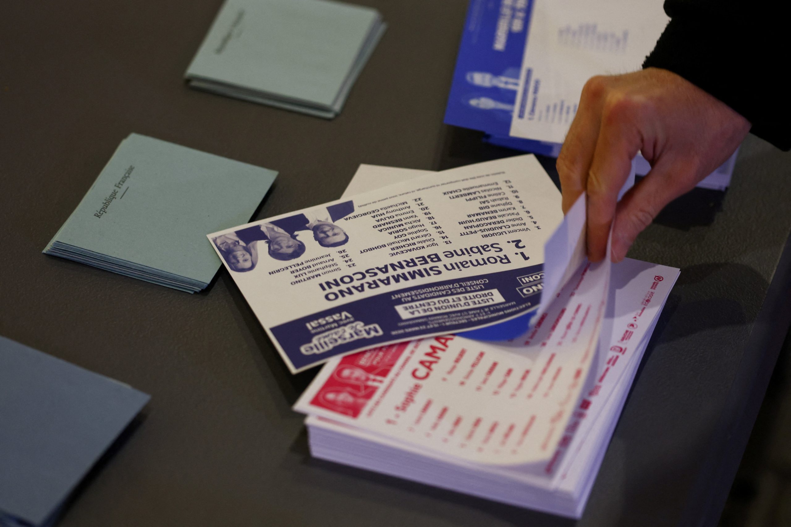 Esquerda e direita tradicionais dominam eleições municipais na França