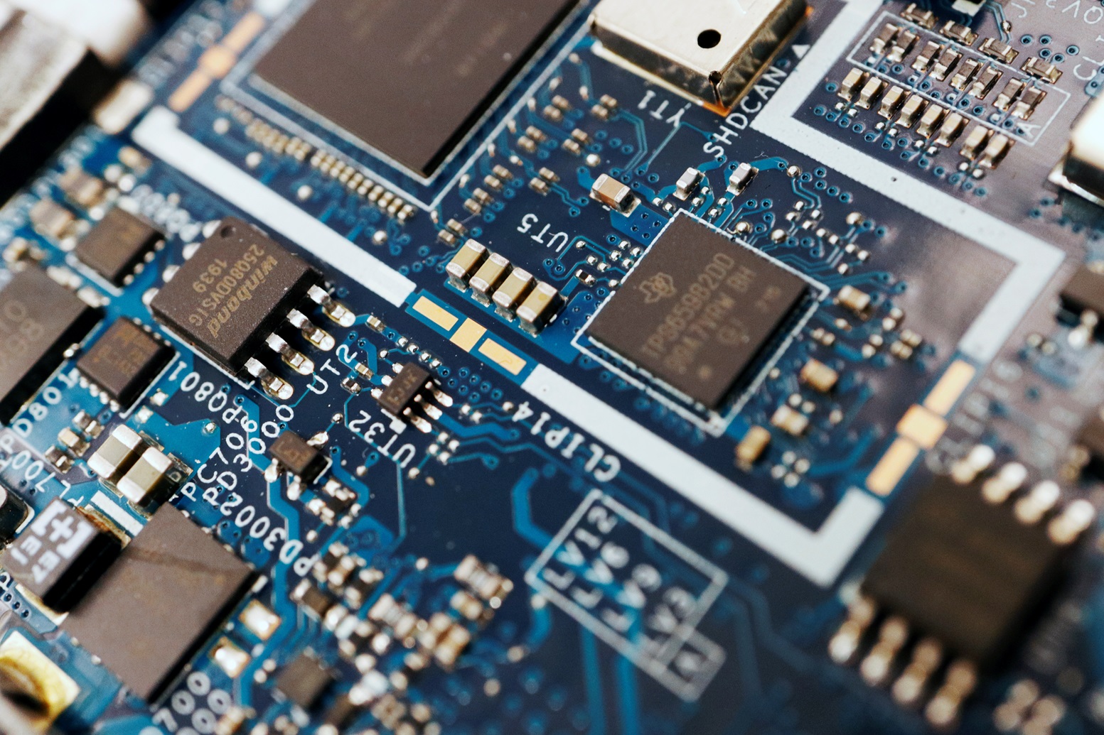 Microsoft aposta em startup que planeja encolher os chips em escala atômica