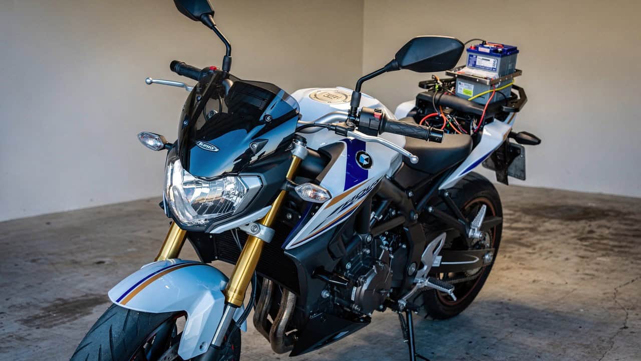 Moto parada na garagem perde carga em poucas semanas e o motivo surpreende