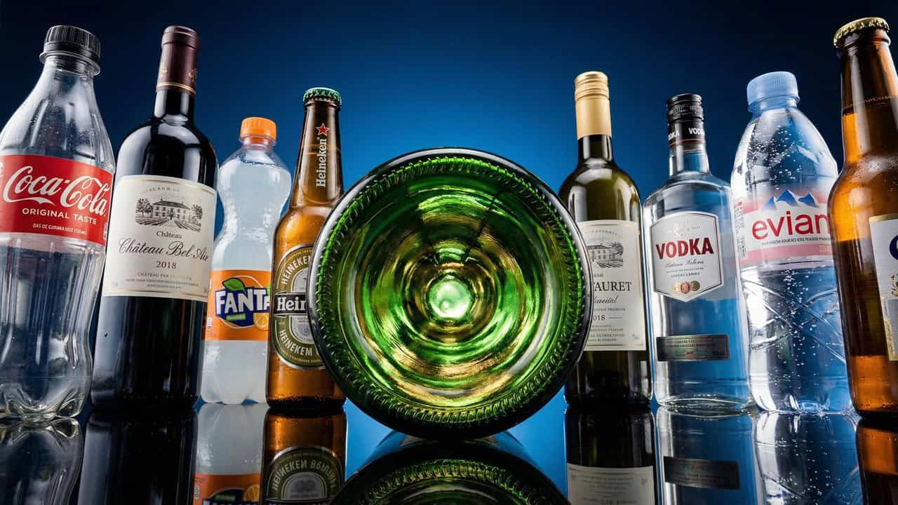 Por que algumas garrafas têm o fundo “empurrado para dentro”?