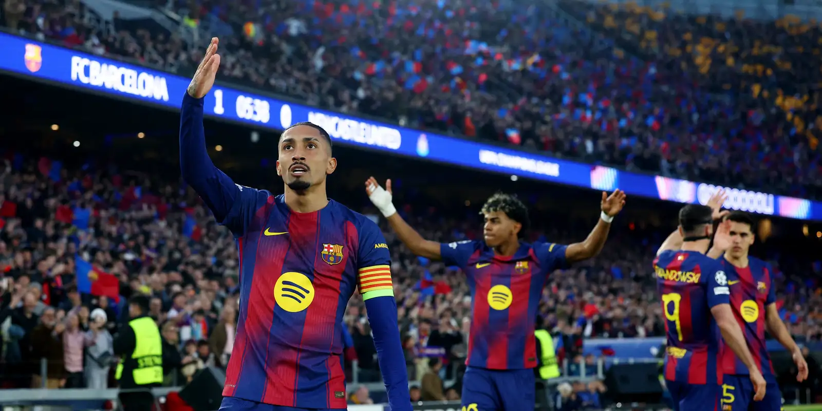 Raphinha marca dois em goleada do Barcelona na Liga dos Campeões