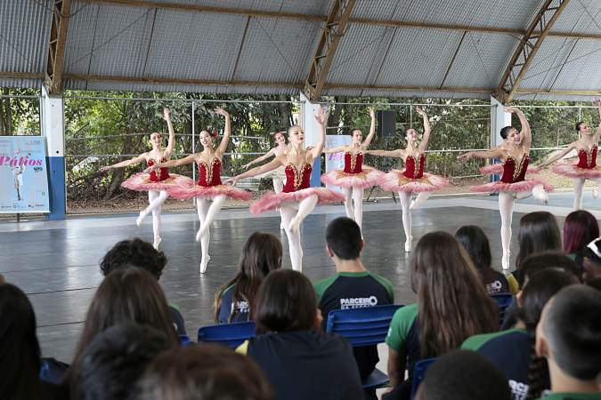 Arte para todos: Escola de Dança Teatro Guaíra se apresenta em escola de Curitiba