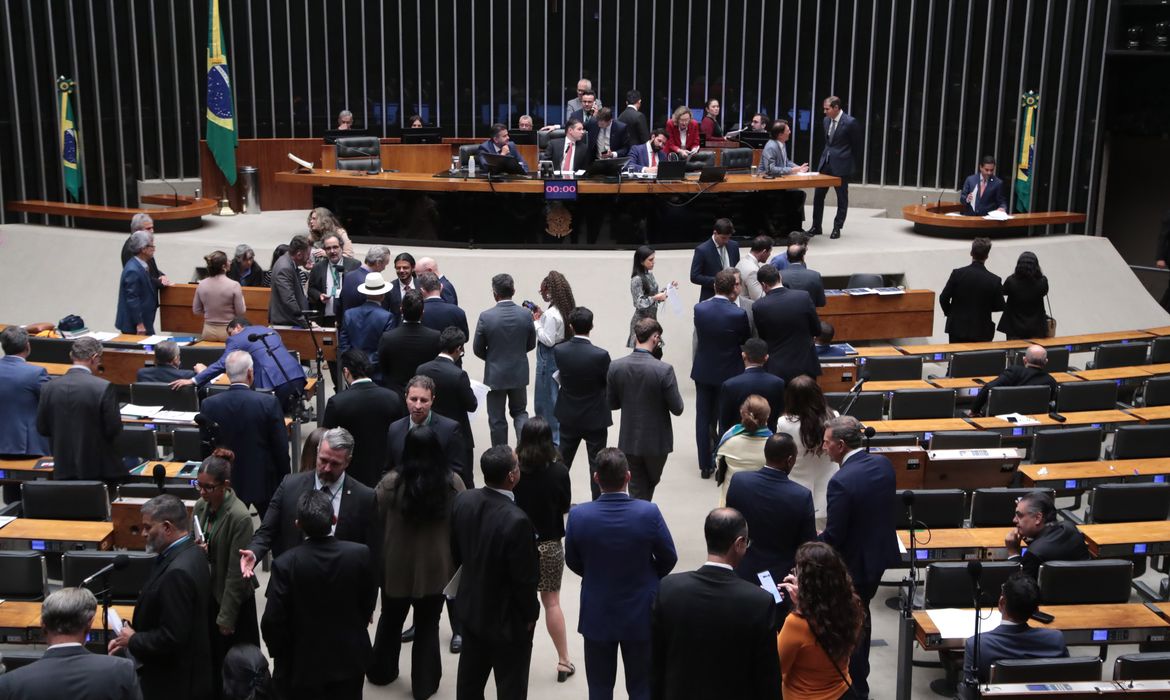 Câmara avança em projeto que endurece combate à violência financeira contra idosos