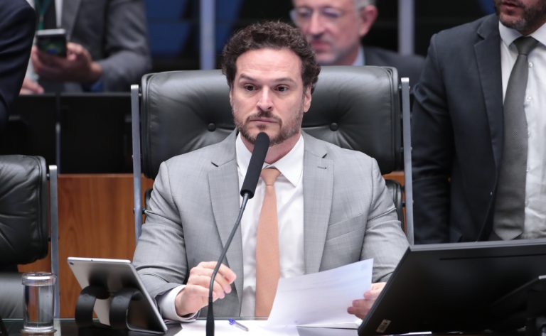Comissão aprova proibição de produtos obtidos por alimentação forçada de animais