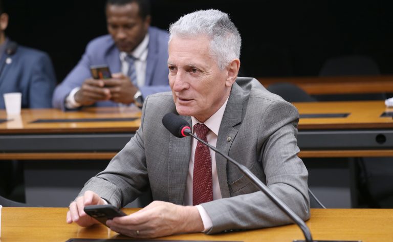 Comissão debate direitos de atingidos por barragens e mineração ilegal