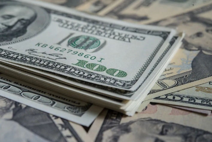 Dólar cai para R$ 5,02 com foco na inflação e cenário externo; Ibovespa bate novo recorde