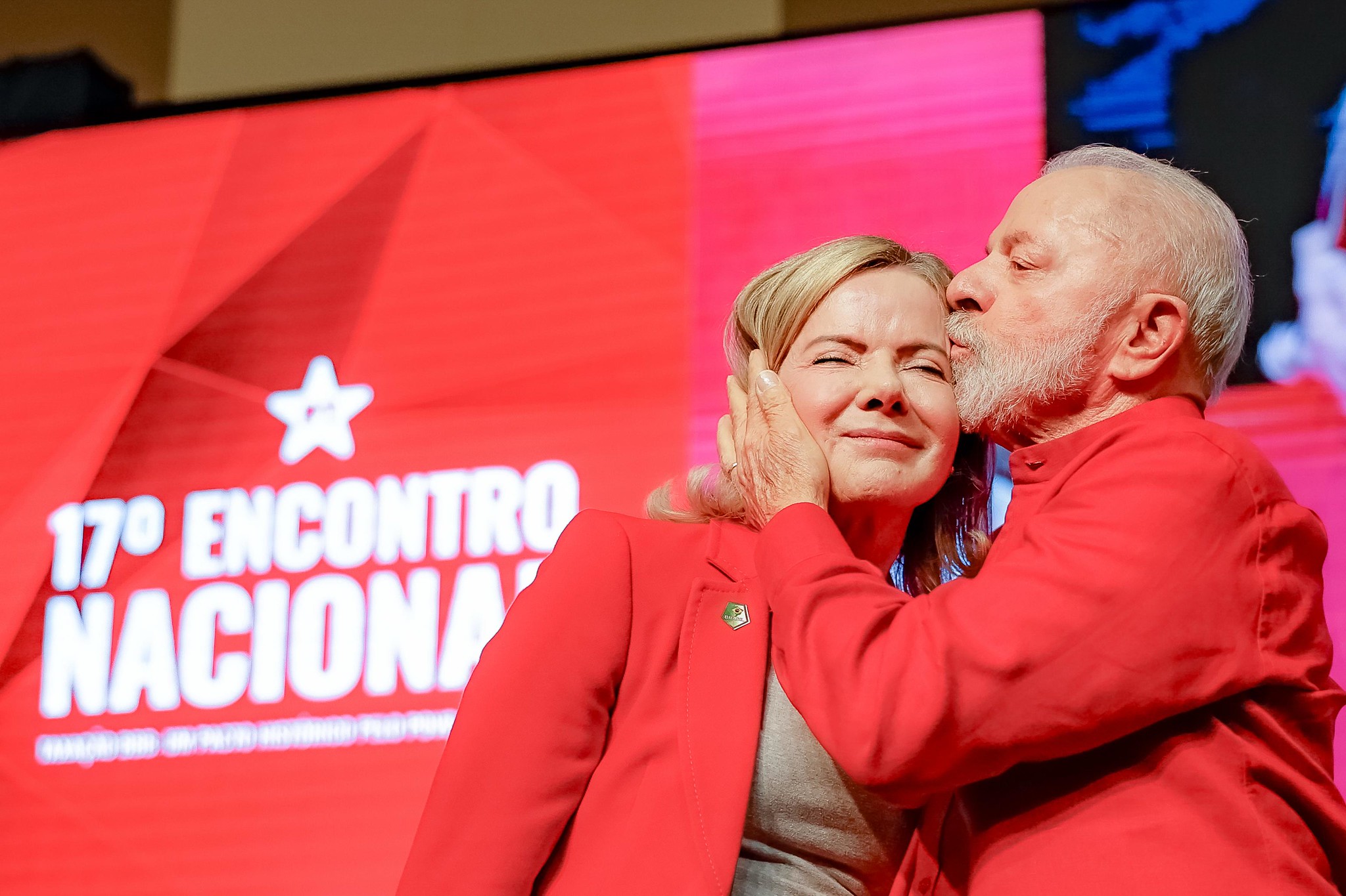 Gleisi deixa governo e anuncia pré-candidatura ao Senado pelo Paraná