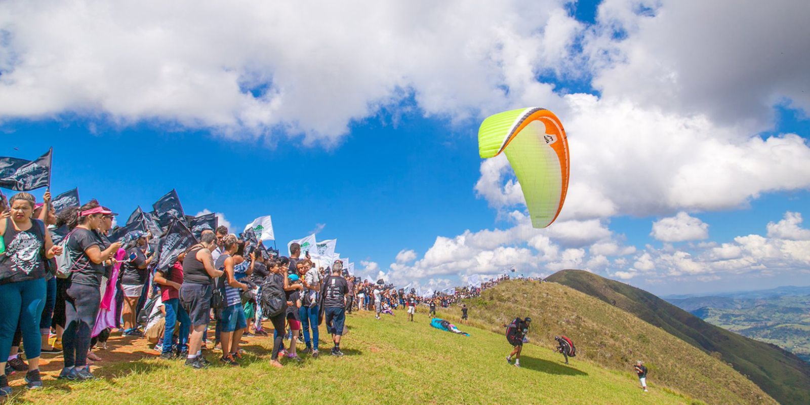 Manifestantes fazem abraço símbolico na Serra da Moeda, em MG