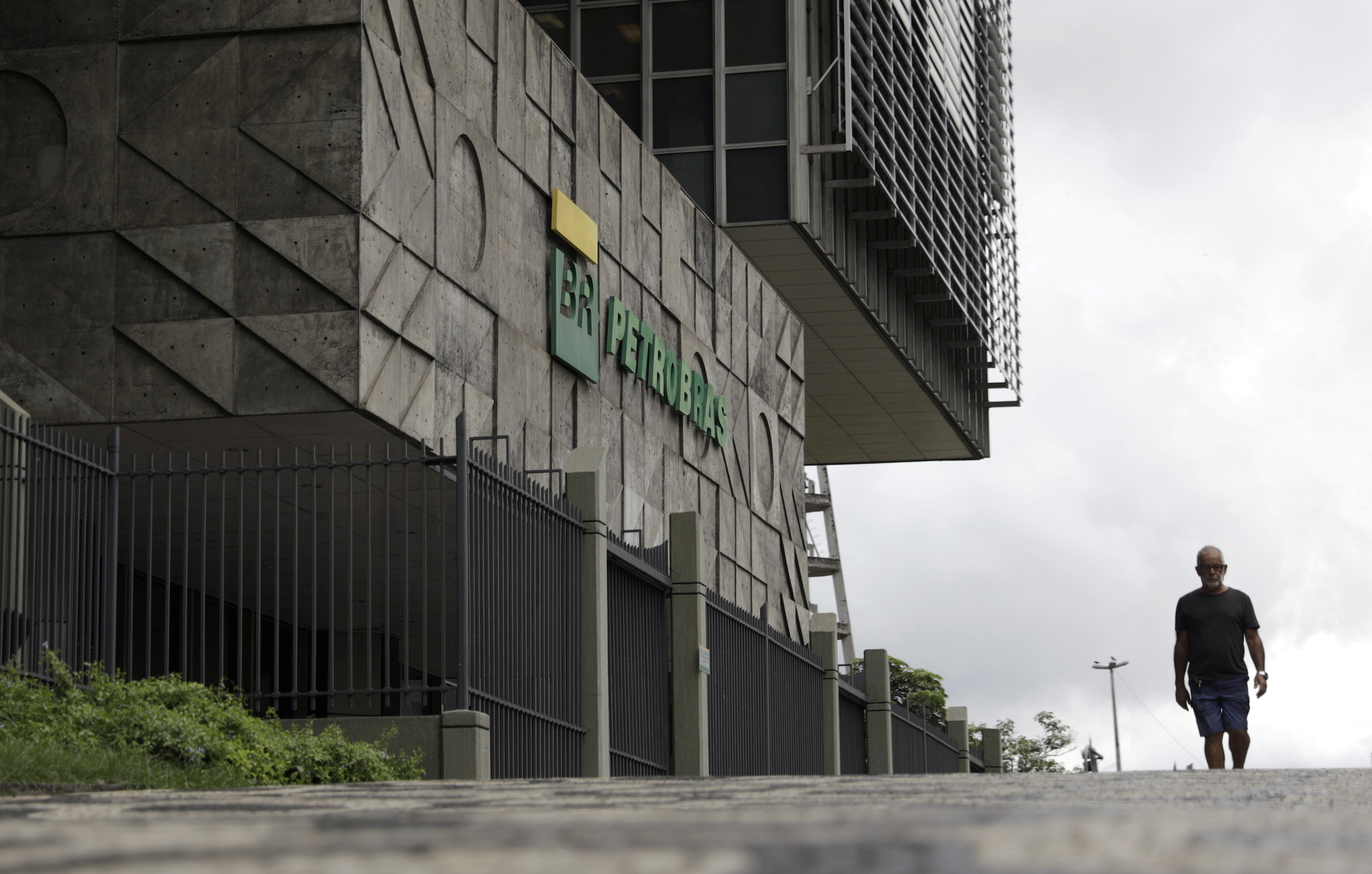 Petrobras demite diretor e elege novo presidente do Conselho de Administração