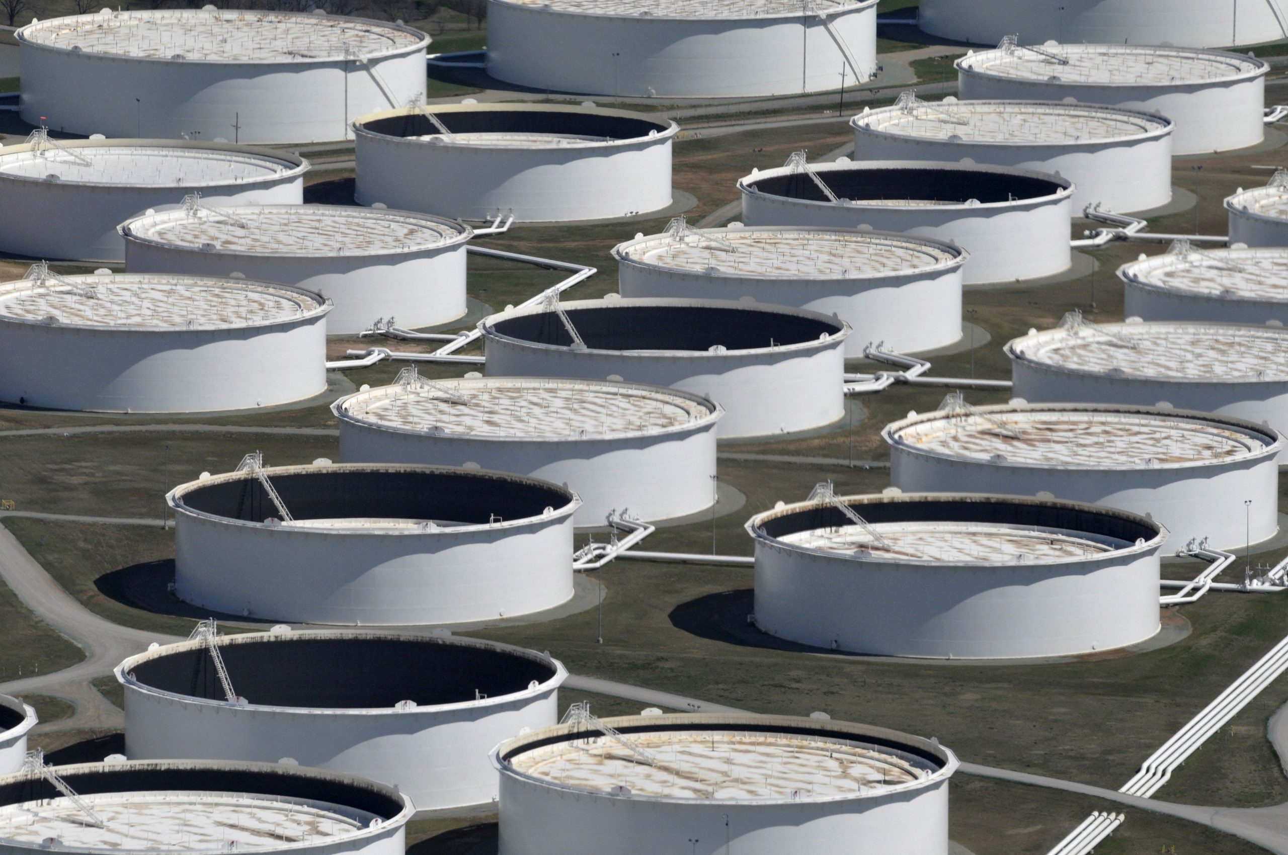 Petróleo sobe até 5% após Trump prometer ataques “extremamente duros” ao Irã
