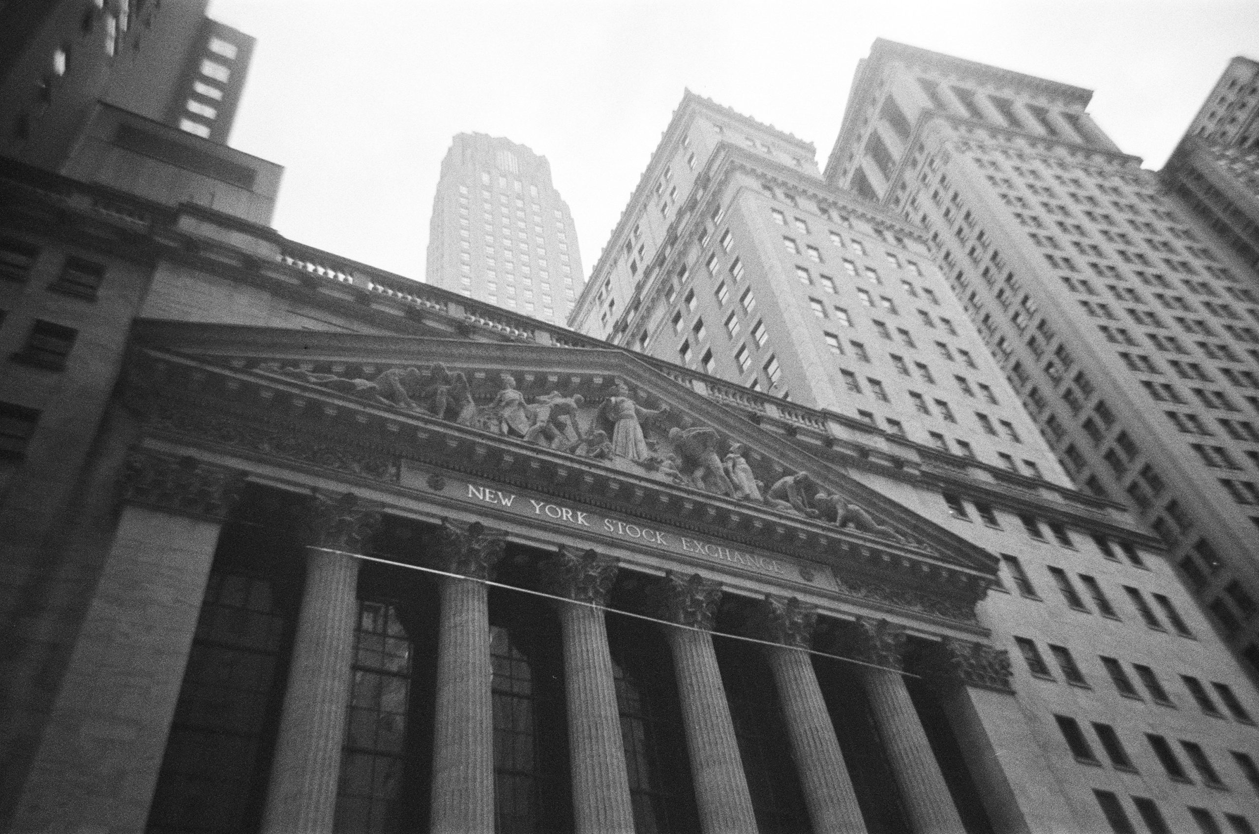 Wall St fecha em alta conforme investidores pesam ameaças entre EUA e Irã