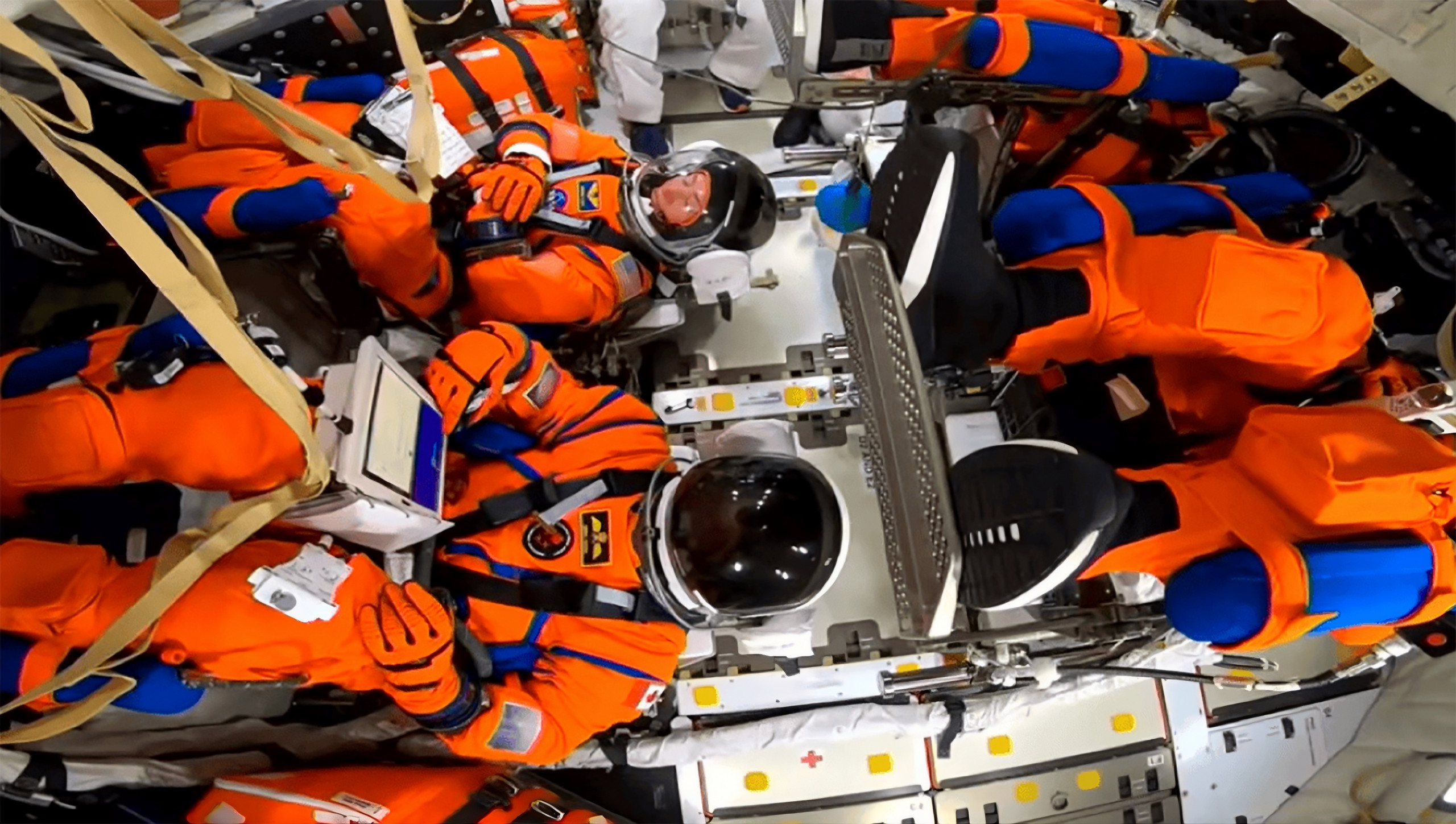 astronautas testam traje espacial laranja no espaço