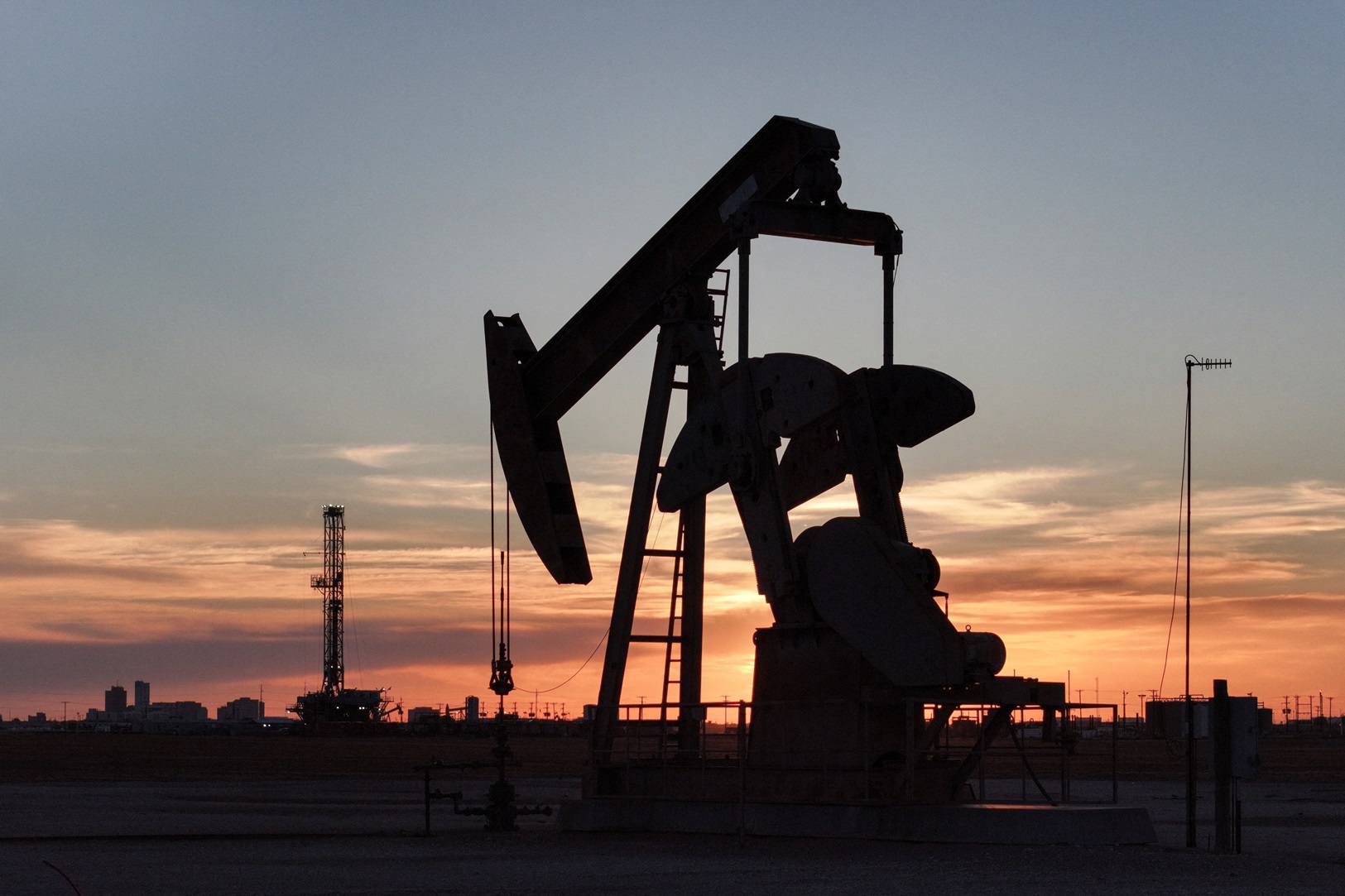 Petróleo brent salta quase 6% com escalada no Oriente Médio e impasse em Ormuz