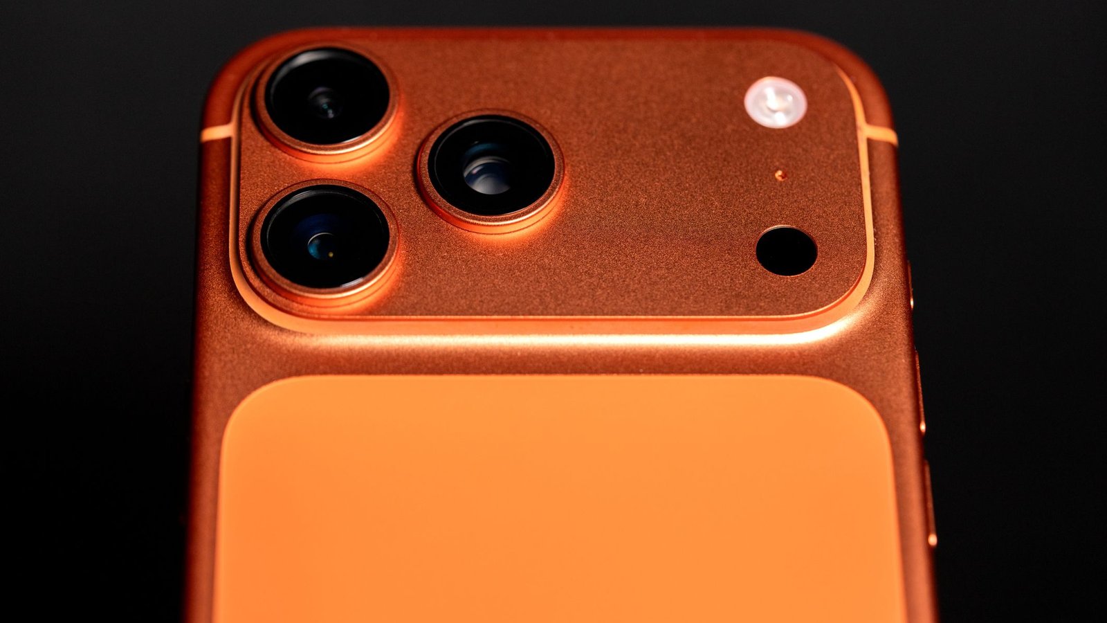 iPhone 18 Pro pode ganhar cor cereja em lugar do laranja, aponta vazamento